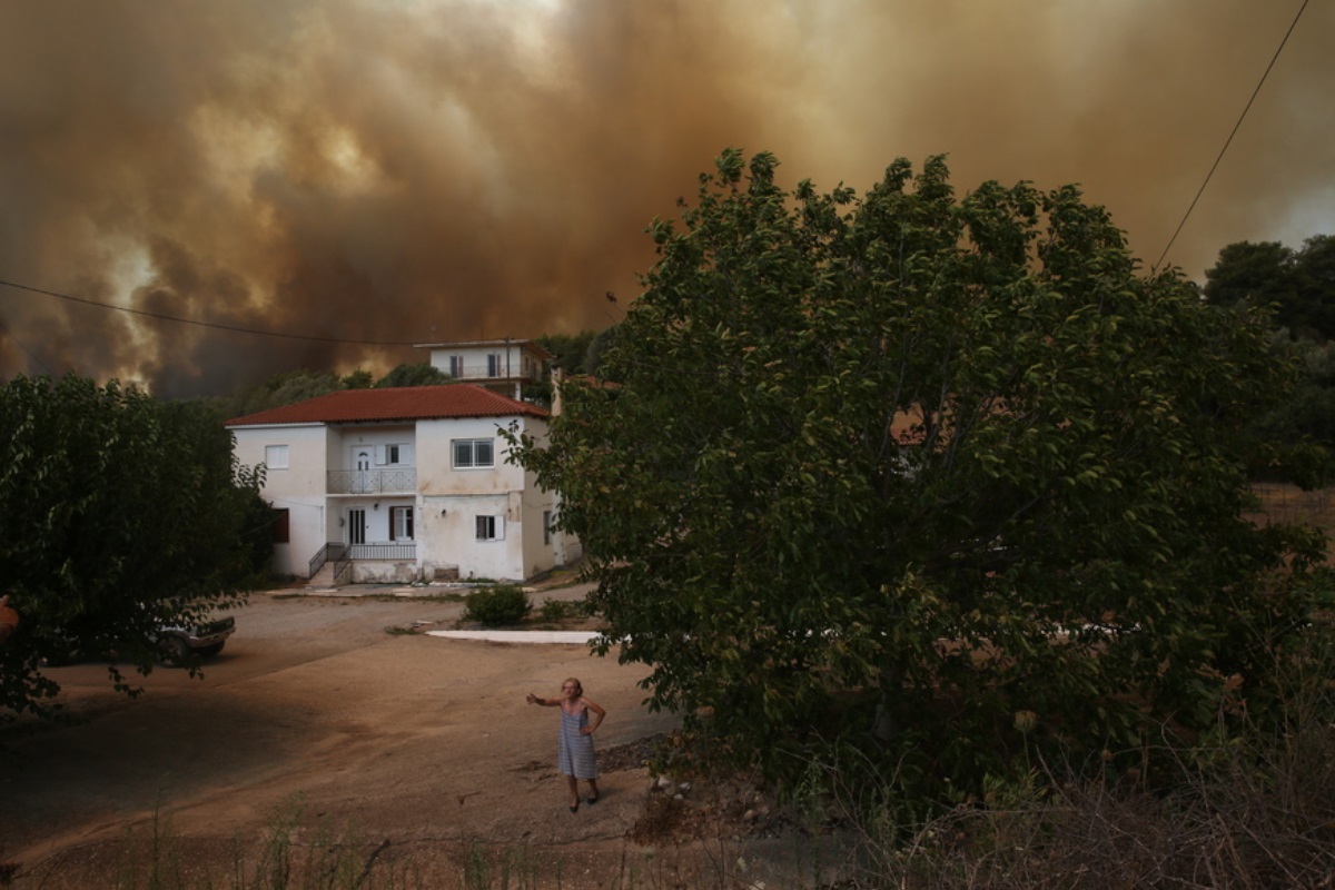 Φωτιά στην Ηλεία: Εκκενώνονται οικισμοί – Οι φλόγες επεκτείνονται επικίνδυνα