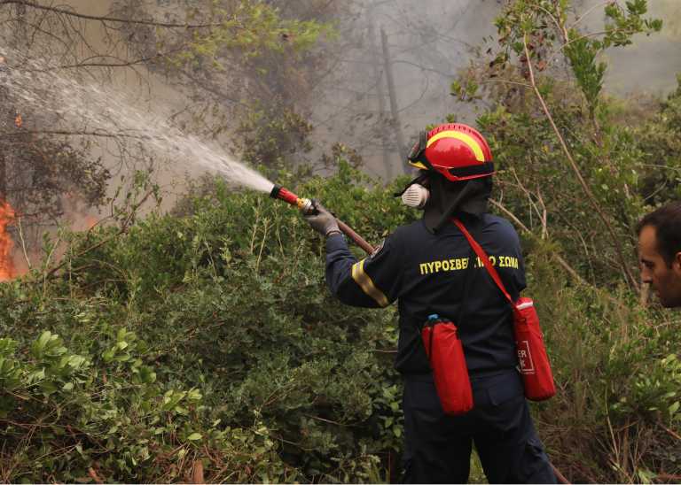Fire in Keratea – The flames near a settlement