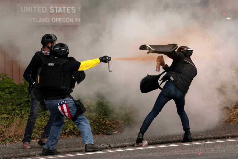 ΗΠΑ: Πυροβολισμοί και εικόνες χάους στο Πόρτλαντ – Συγκρούσεις ακροδεξιών και ακροαριστερών