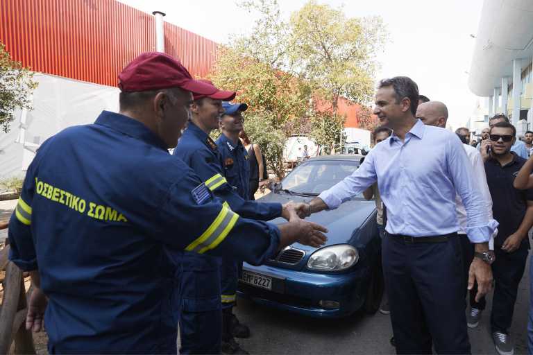 Δίπλα στους πυροσβέστες ο πρωθυπουργός για τις υπεράνθρωπες προσπάθειές τους