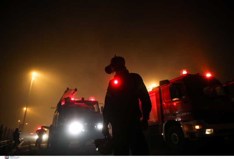 Διασωληνώθηκαν δύο εθελοντές πυροσβέστες από τη μεγάλη φωτιά της Αττικής
