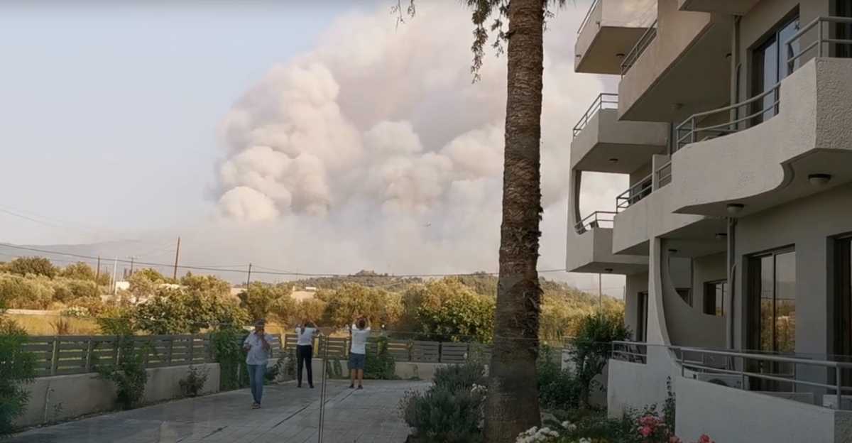 Ρόδος: «Στάχτη» 10.000 στρέμματα γης – Επί ποδός η πυροσβεστική