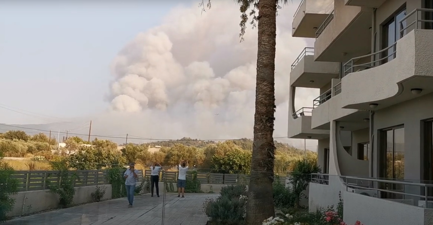 Ρόδος: «Στάχτη» 10.000 στρέμματα γης – Επί ποδός η πυροσβεστική