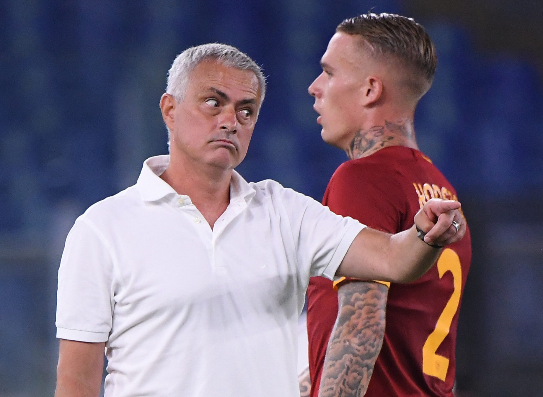 Soccer Football - Italy - Serie A - AS Roma v Fiorentina - Stadio Olimpico, Rome, Italy - August 22, 2021 AS Roma coach Jose Mourinho with Rick Karsdorp during the match REUTERS