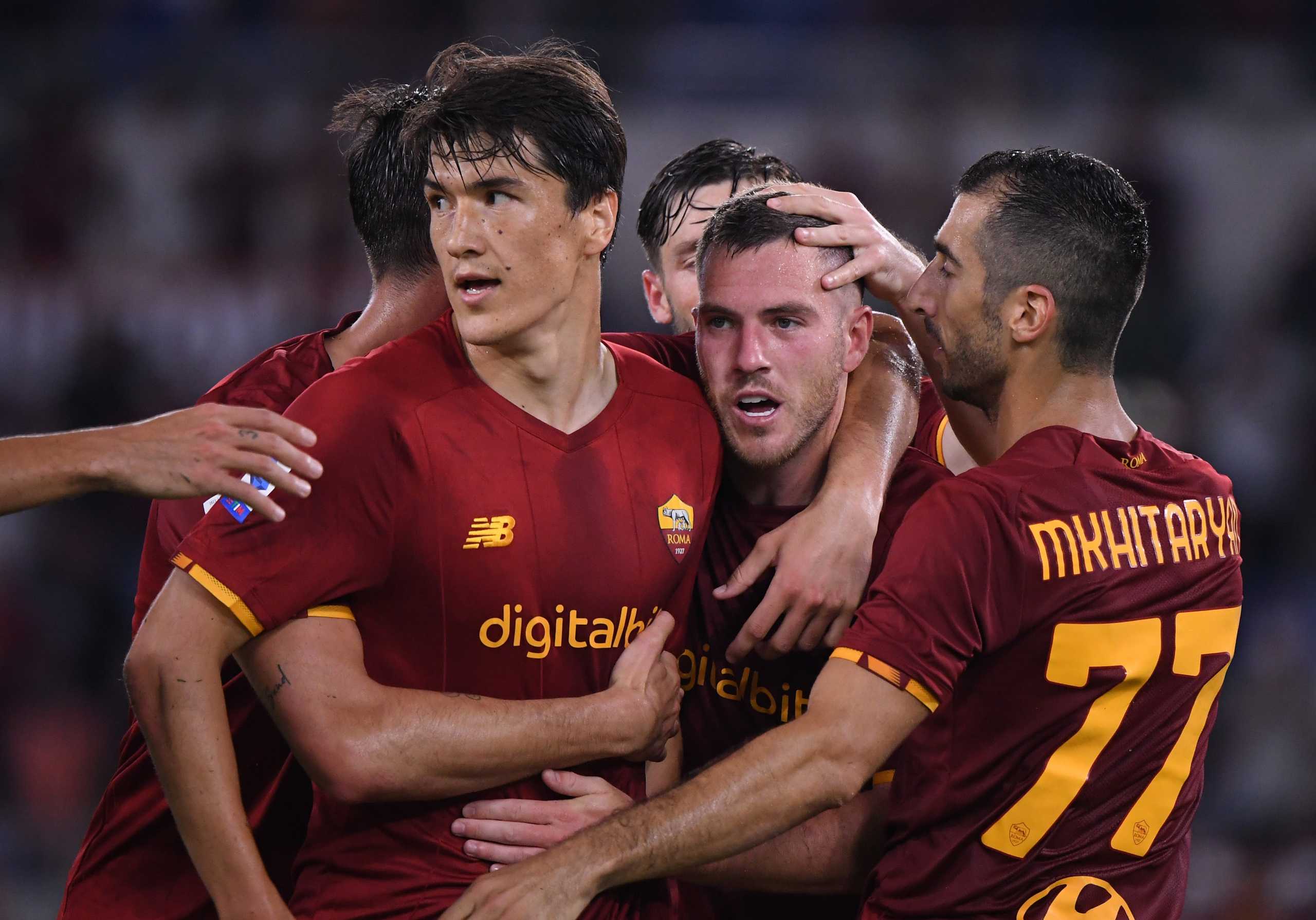 Soccer Football - Italy - Serie A - AS Roma v Fiorentina - Stadio Olimpico, Rome, Italy - August 22, 2021 AS Roma's Jordan Veretout celebrates scoring their third goal with teammates REUTERS
