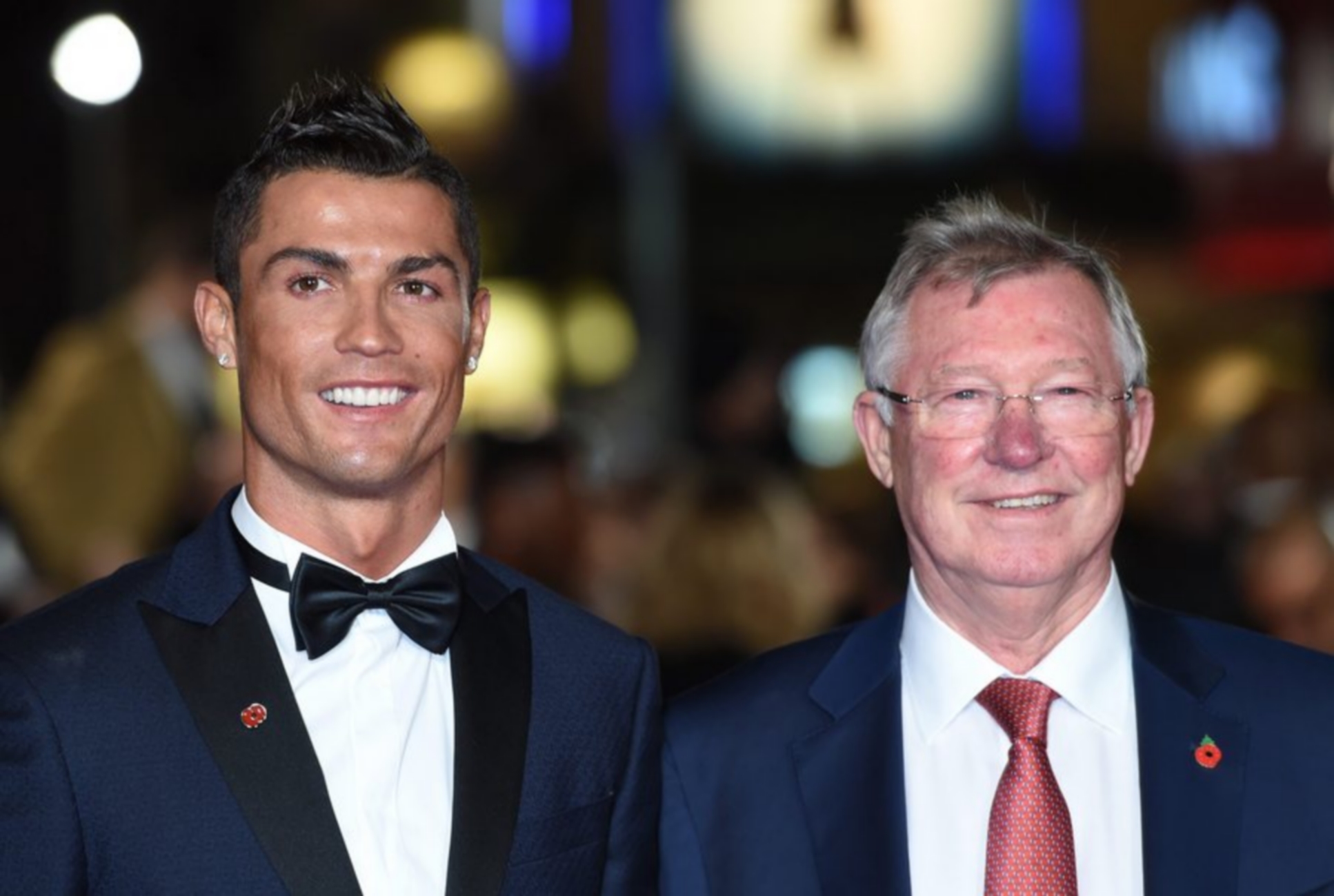 epa05018374 Real Madrid's Portuguese striker Cristiano Ronaldo (L) and former Manchester United manager, Sir Alex Ferguson (R) arrive for the World Premiere of 'Ronaldo' at Leicester Square in  London, Britain, 09 November 2015. The documentary film is released in British theaters the same day.  EPA
