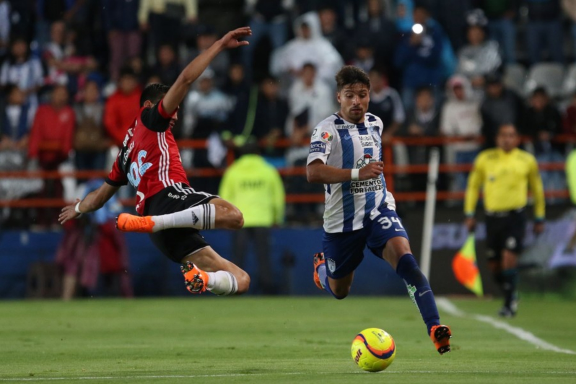 epa06700052 Edyairth Ortega (L) of Atlas vies for the ball with Sebastian Palacios (R) of Pachuca during the Clausura Tournament soccer match between Atlas and Pachuca at the Hidalgo Stadium in Pachuca, Mexico, 28 April 2018.  EPA