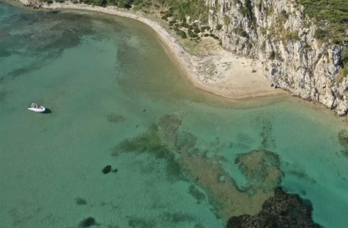 Σφακτηρία: Το άγνωστο ελληνικό νησί με τις εξωτικές παραλίες