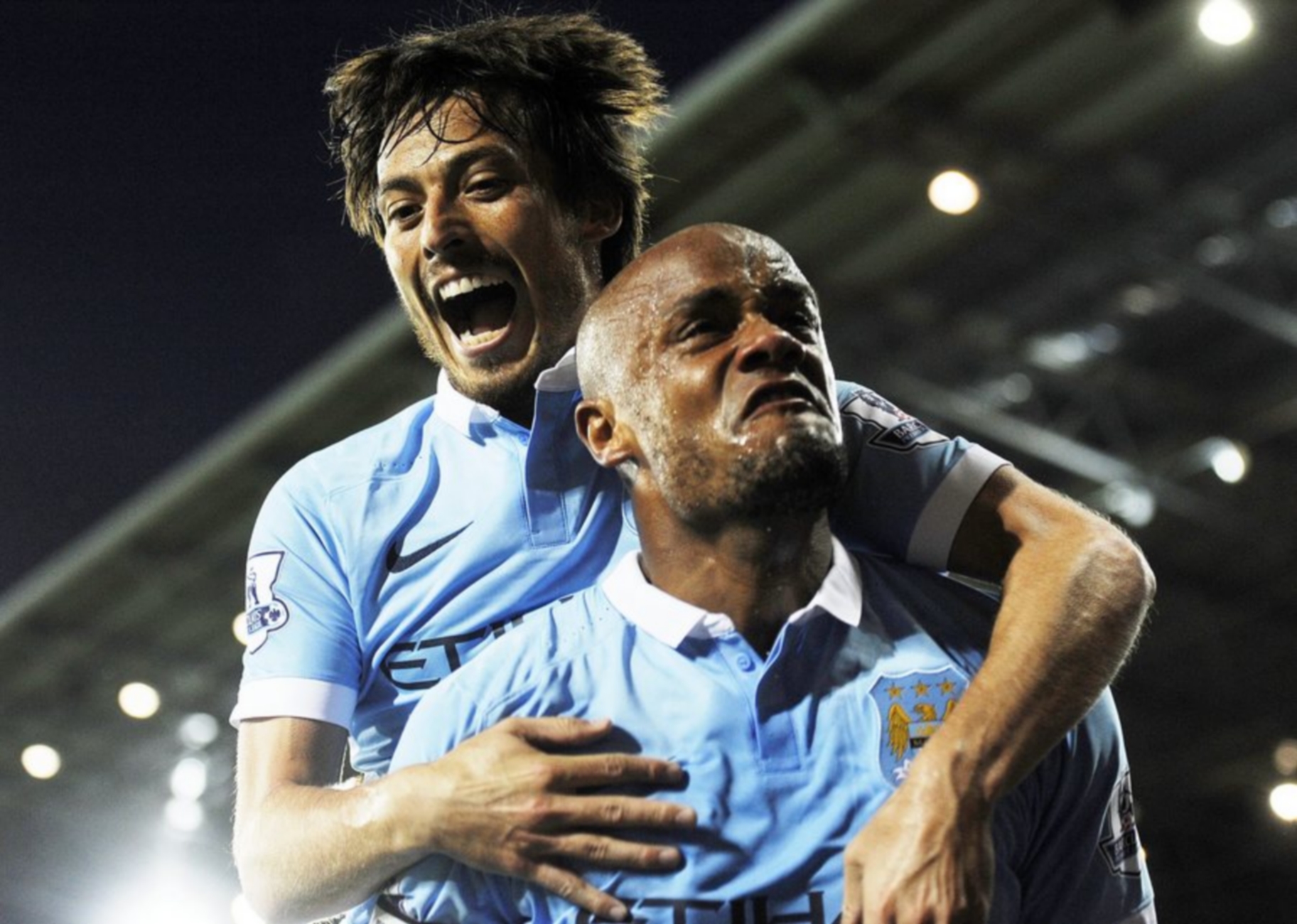 epa04879508 Manchester City's Vincent Kompany (R) celebrates with teammate David Silva after scoring during the English Premier League soccer match between West Bromwich Albion and Manchester City at The Hawthorns stadium in Birmingham, Britain, 10 August 2015.  EPA