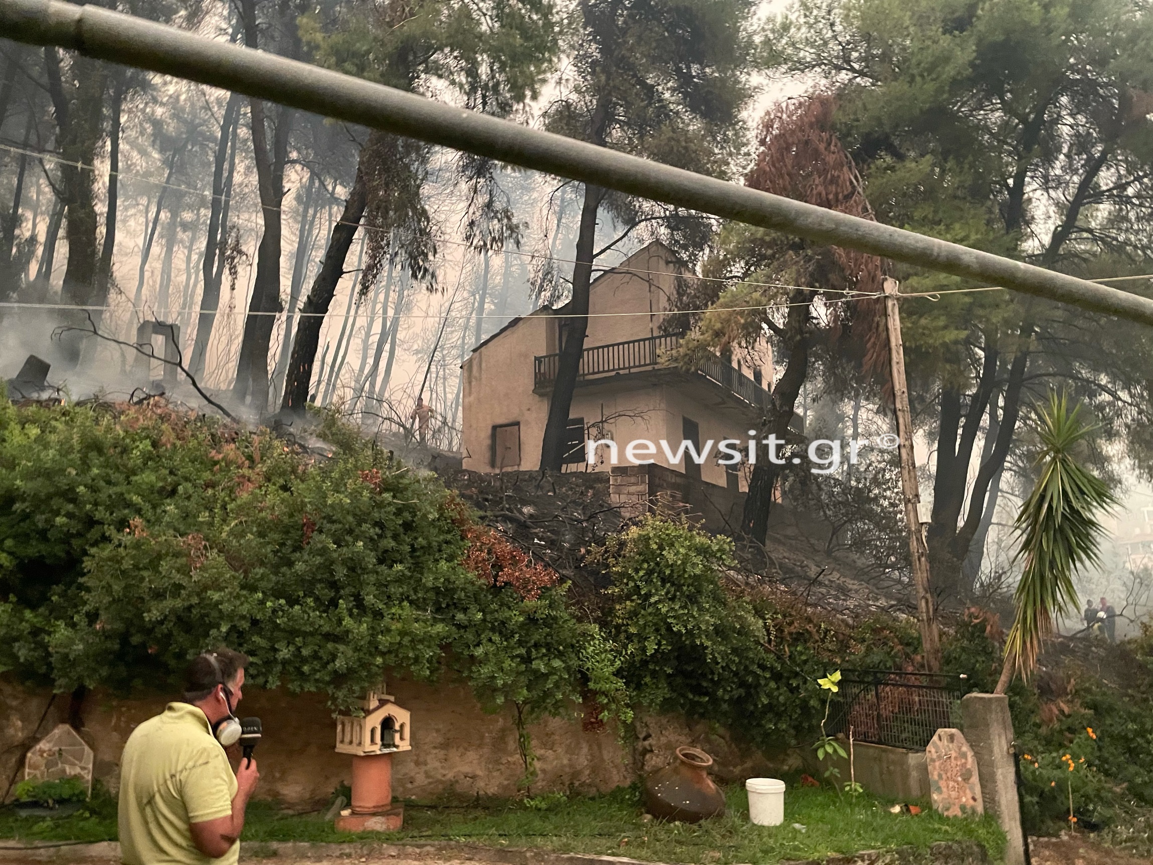 Φωτιά στην Εύβοια: Καίγονται σπίτια στο Πευκί και την Γερακιού