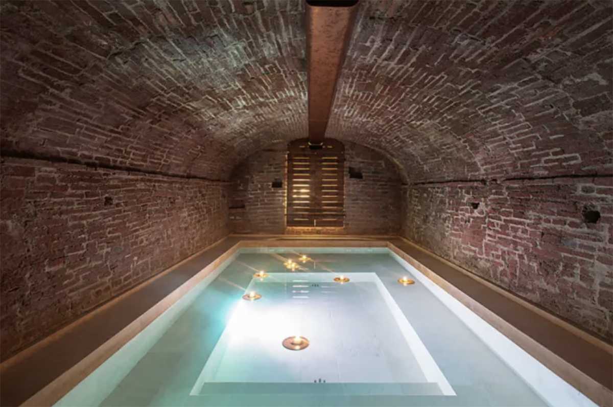 Ένας στάβλος μετρατράπηκε σε ένα απίστευτο διαμέρισμα με κρυφή πισίνα