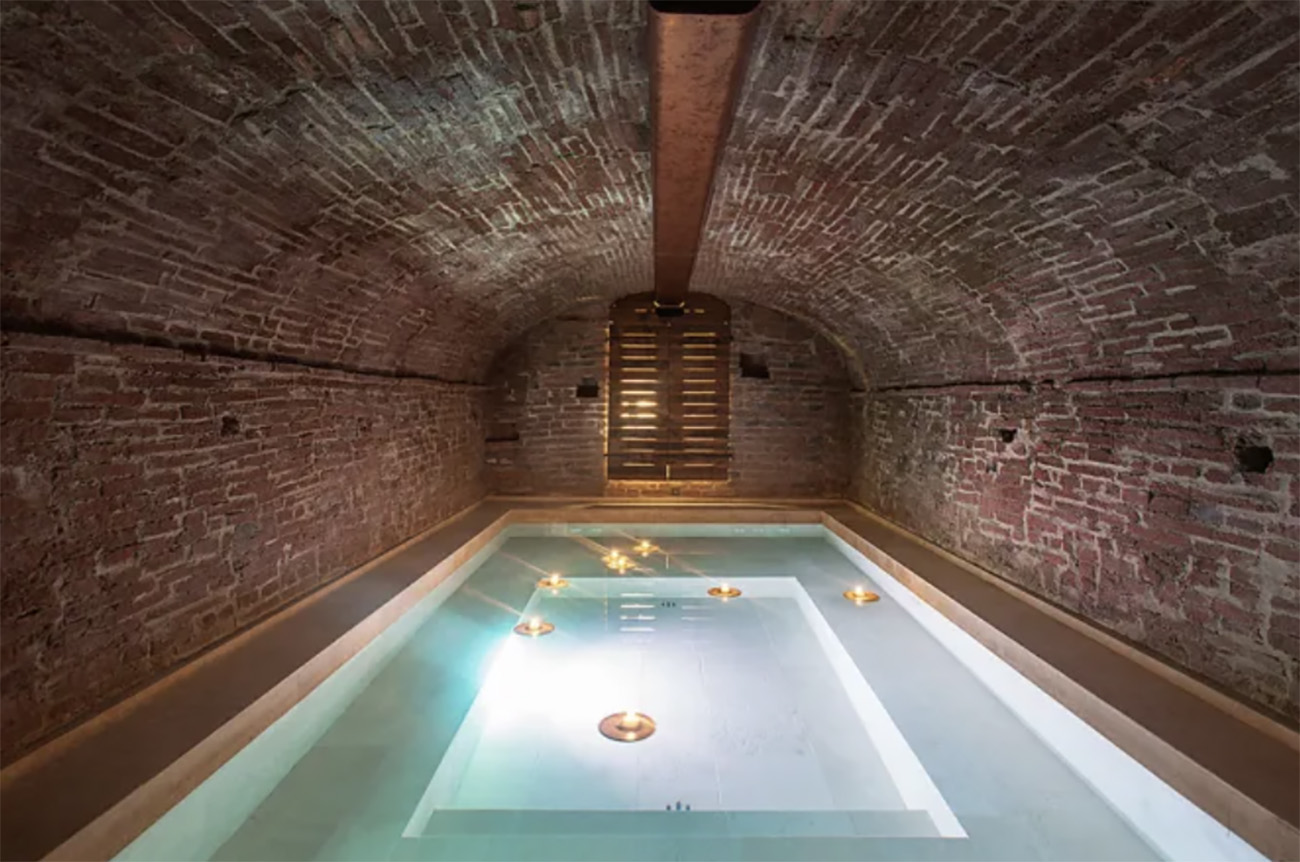 Ένας στάβλος μετρατράπηκε σε ένα απίστευτο διαμέρισμα με κρυφή πισίνα