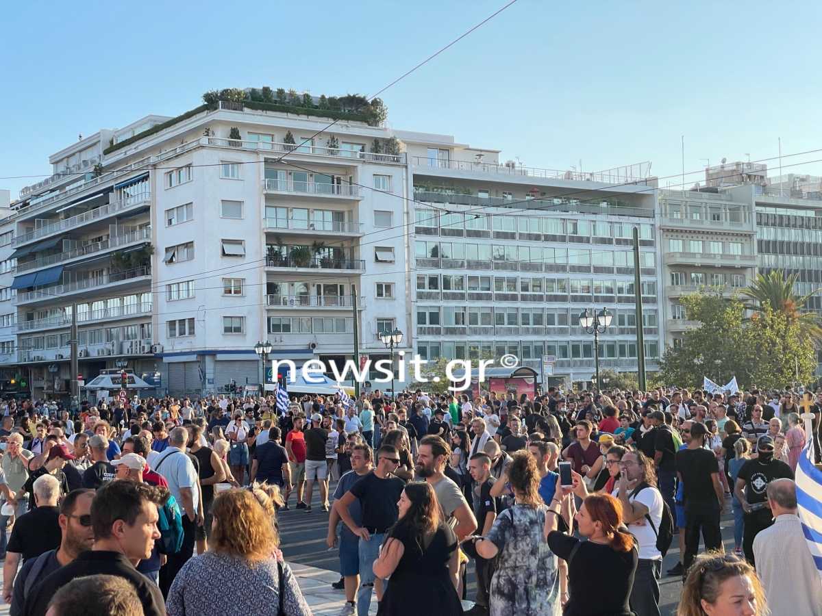 Κορονοϊός: Πλήθος διαδηλωτών στη συγκέντρωση κατά της υποχρεωτικότητας του εμβολιασμού στο Σύνταγμα