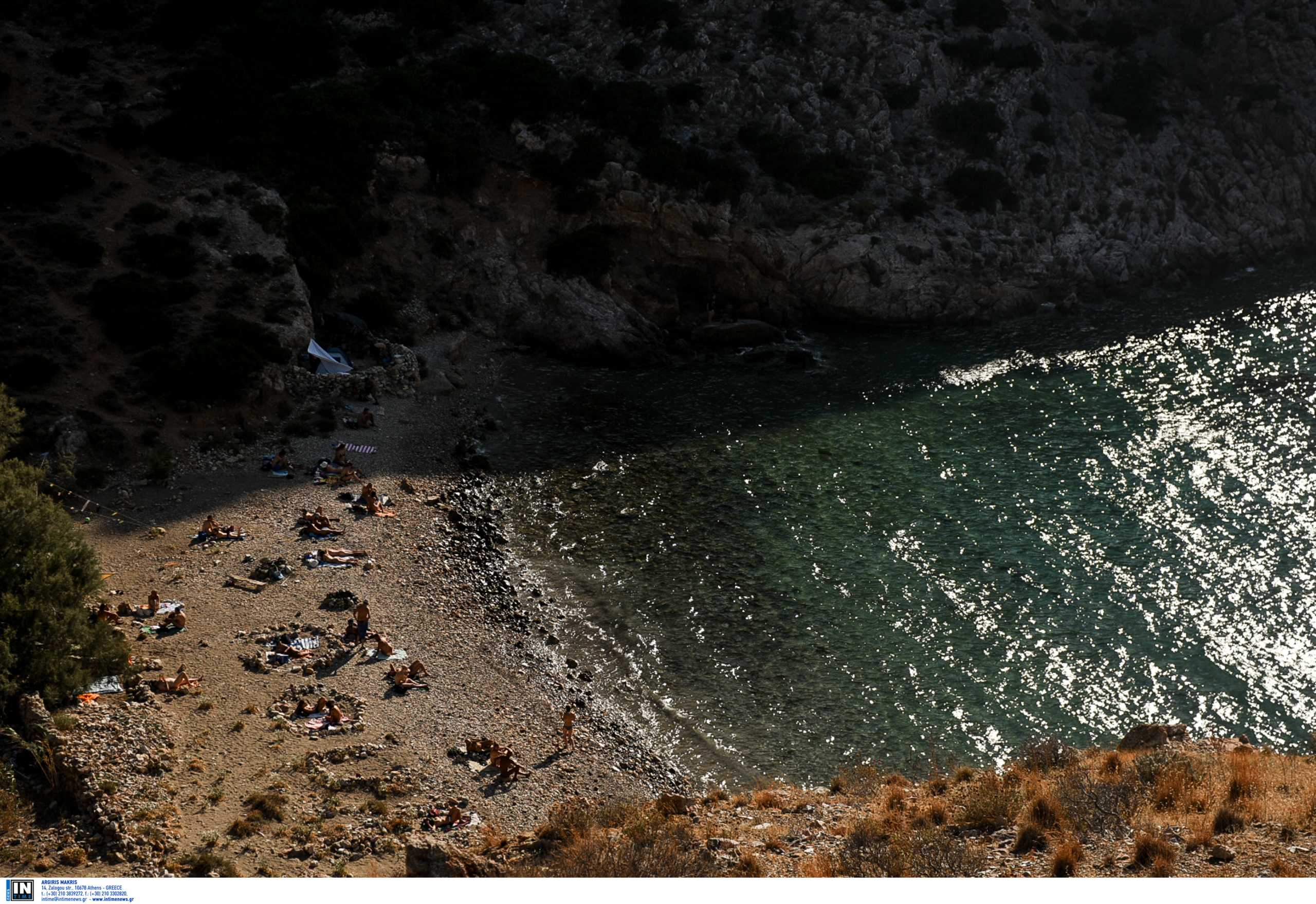 Παραλίες Σύρου: Το Δελφίνι που δεν αφήνει κανέναν ασυγκίνητο