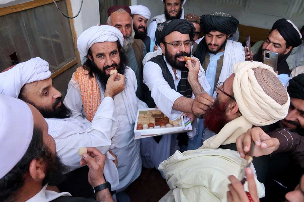 Αφγανιστάν: Οι Ταλιμπάν γιορτάζουν με γλυκά – Σε έκτακτες διαβουλεύσεις με διεθνείς εταίρους ο πρόεδρος της χώρας