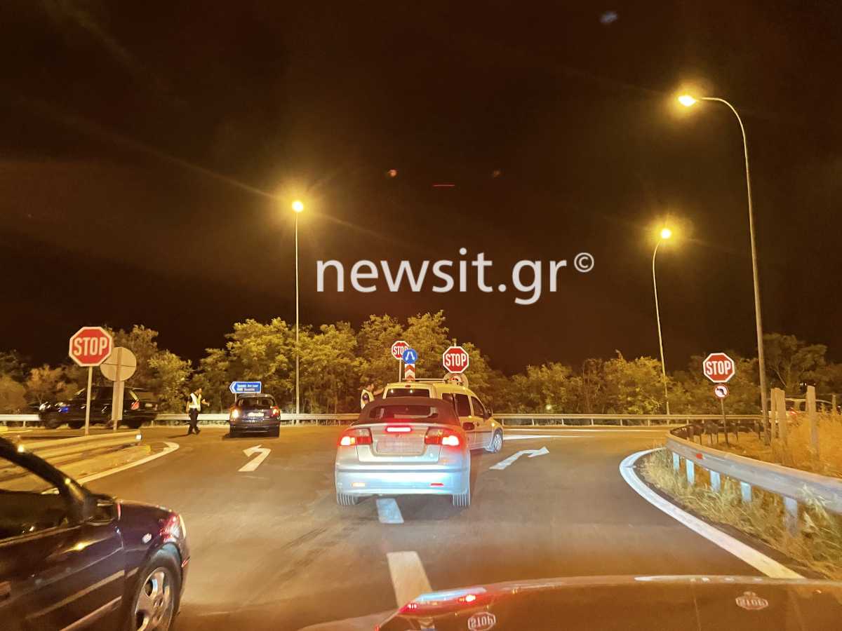 Ακόμα κλειστή η εθνική οδός λόγω της φωτιάς – Γίνεται εκτροπή οχημάτων στη Θήβα (pics)