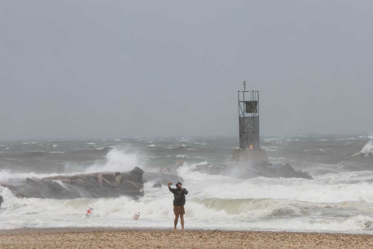 ΗΠΑ: Η τροπική καταιγίδα Χένρι «σφυροκοπά» τις ακτές στο Ρόουντ Άιλαντ