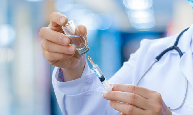 Υποχρεωτικός εμβολιασμός υγειονομικών: Πώς θα καλυφθούν τα κενά στα νοσοκομεία μετά τις αναστολές εργασίας