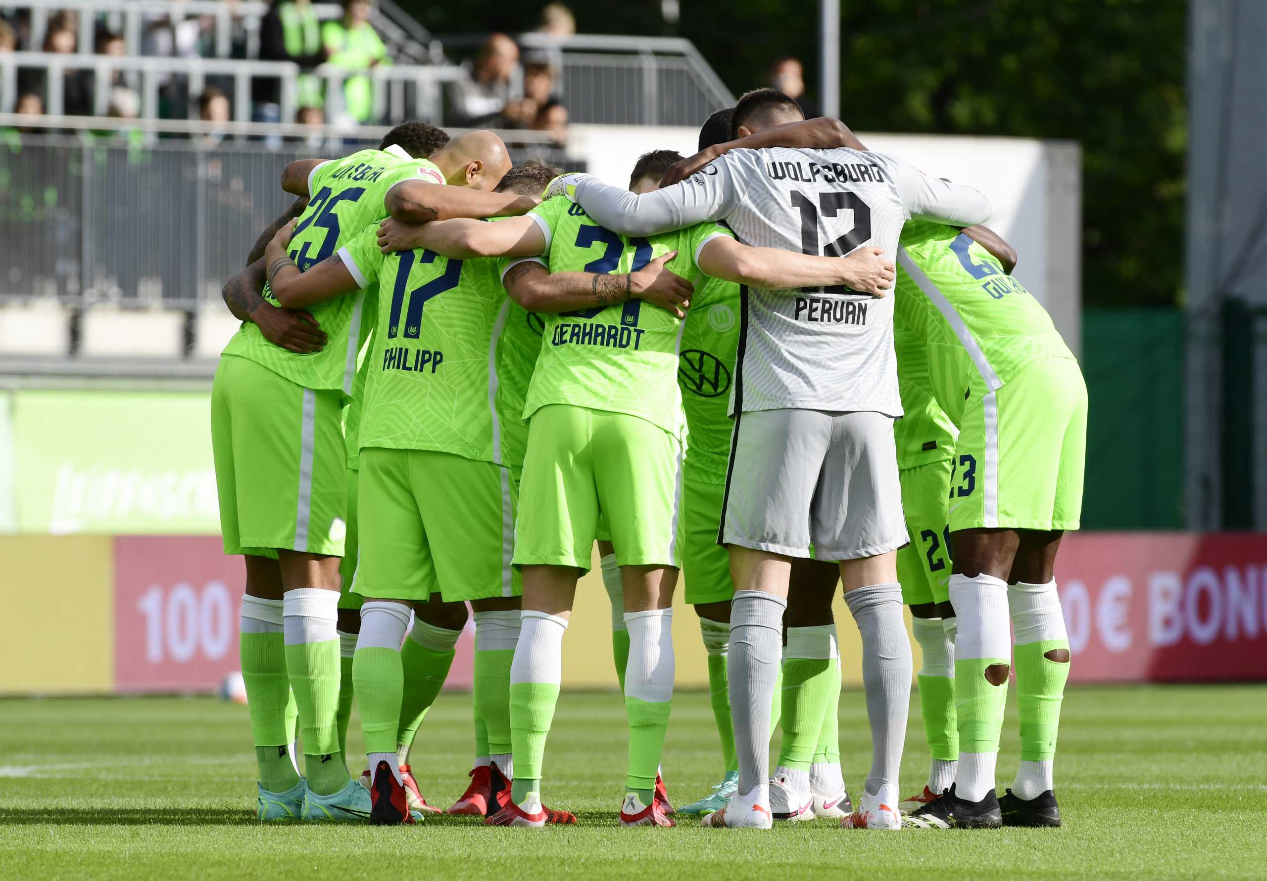 Soccer Football - Pre Season Friendly - VfL Wolfsburg v Atletico Madrid - AOK Stadion, Wolfsburg, Germany - July 31, 2021  VfL Wolfsburg players huddle before the match REUTERS