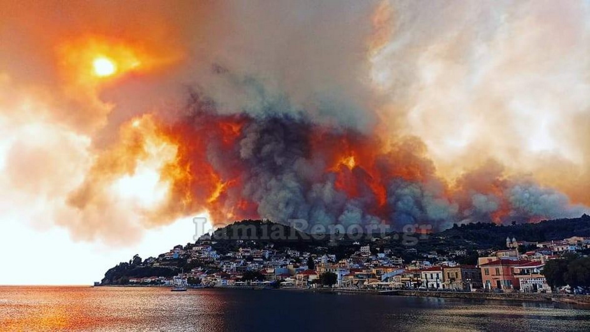 Καίγονται σπίτια στην Εύβοια – Ξέφυγε η φωτιά