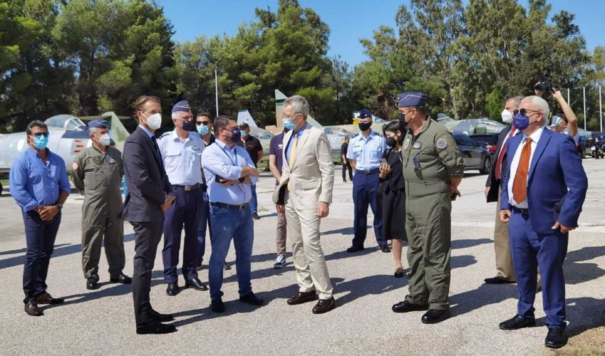 Νίκος Χαρδαλιάς: Επισκέφθηκε τους πιλότους των ελικοπτέρων πυρόσβεσης