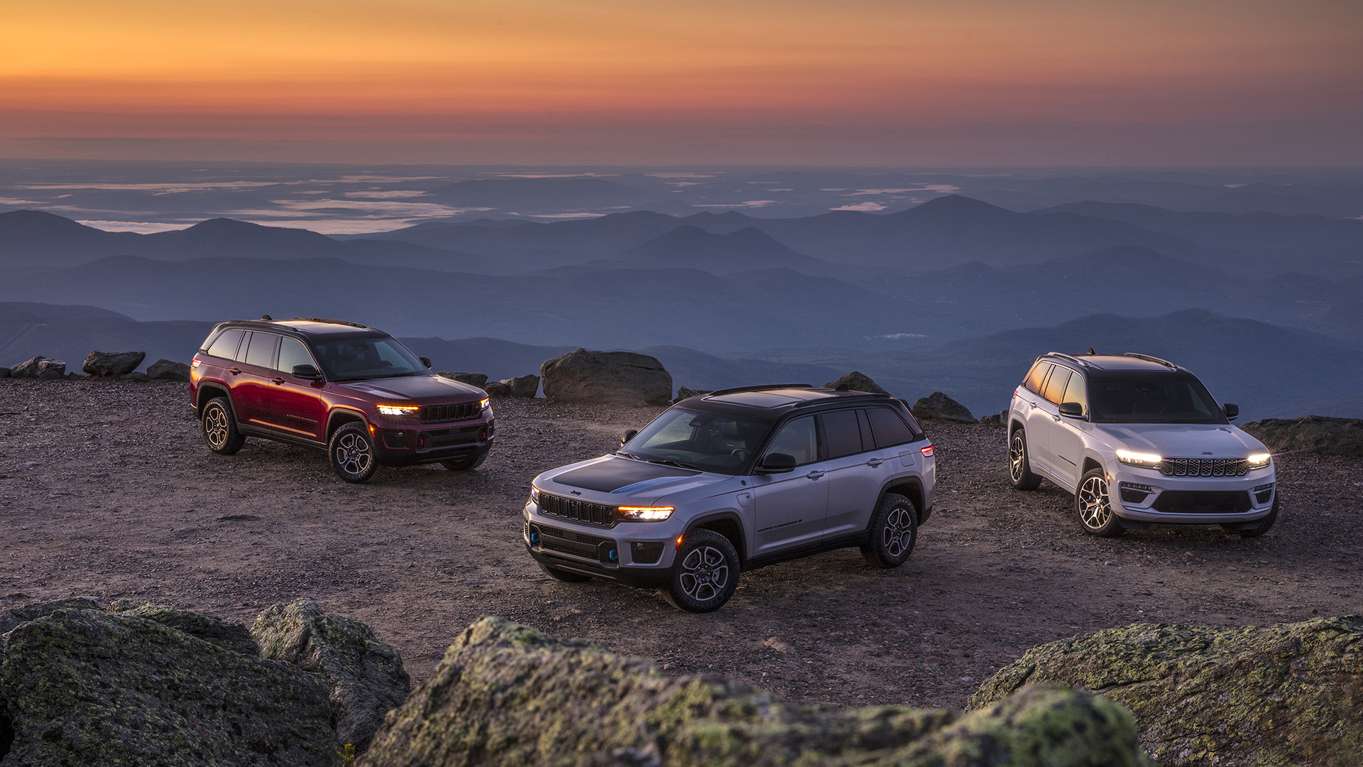 (Left to right) All-new 2022 Jeep® Grand Cherokee Trailhawk, 2022 Jeep® Grand Cherokee Trailhawk 4xe and Jeep Grand Cherokee Summit Reserve 4xe