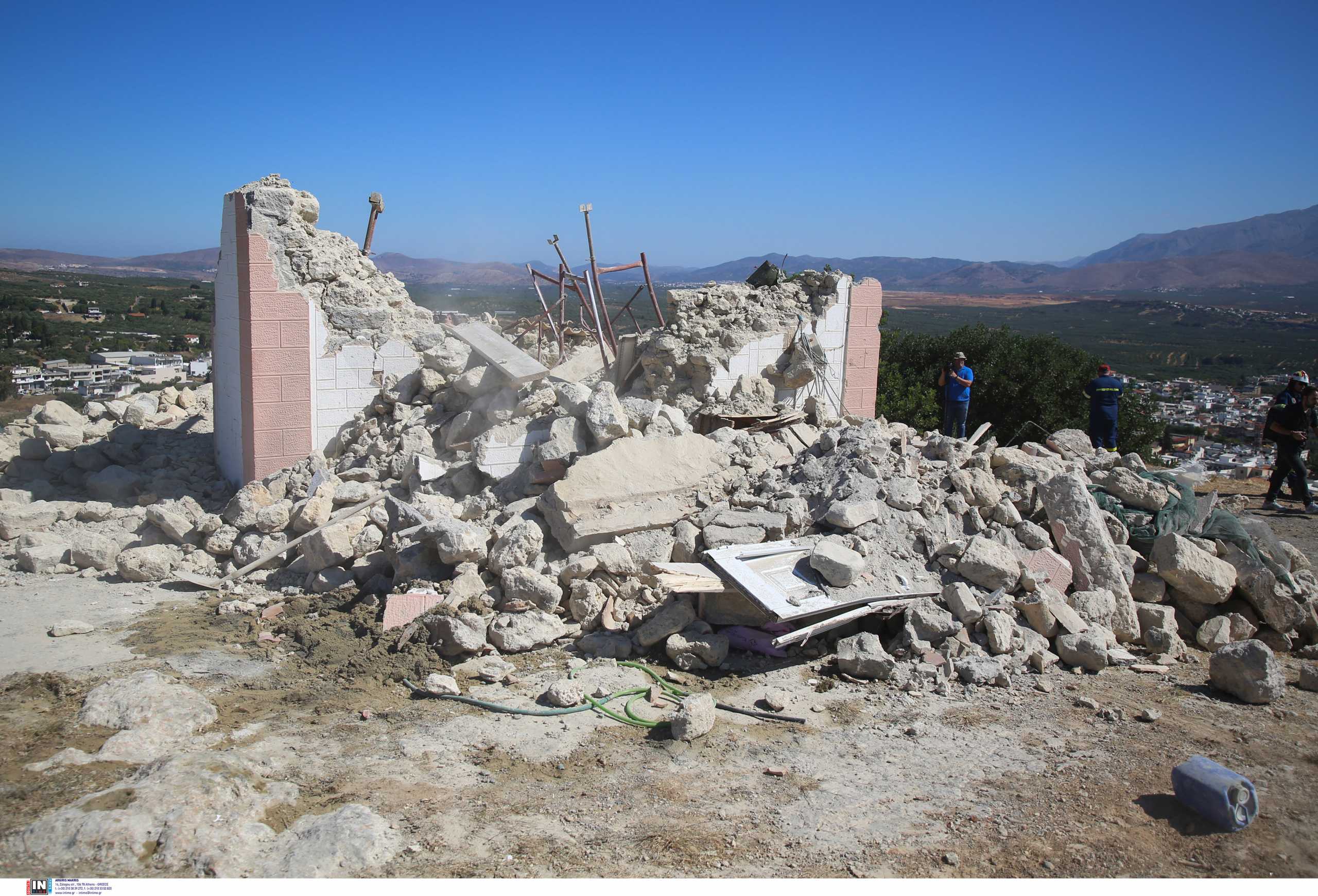 Σεισμός στο Ηράκλειο: Νεκρός ο πατέρας, τραυματίας ο γιος στο εκκλησάκι που κατέρρευσε - Πολλά τα ακατοίκητα σπίτια, σε καταυλισμούς οι σεισμόπληκτοι (ΦΩΤΟ)