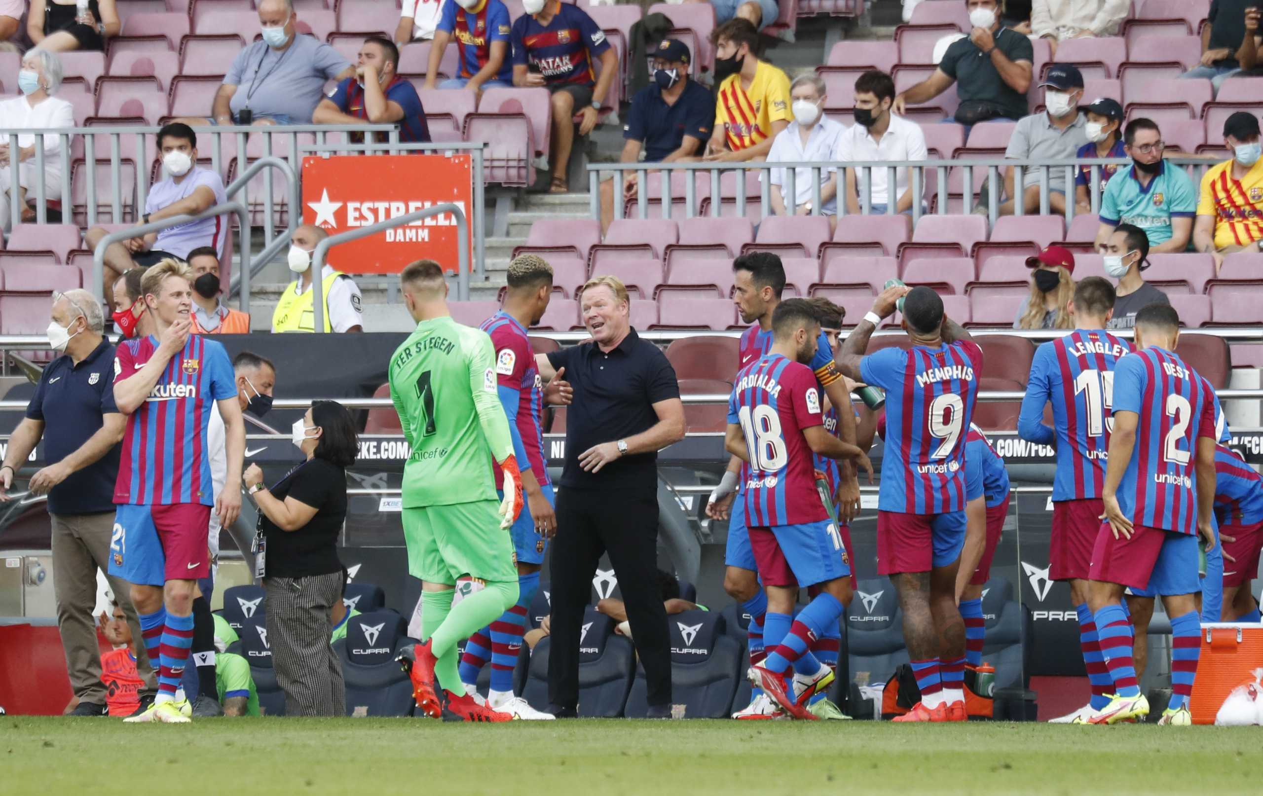 Soccer Football - LaLiga - FC Barcelona v Getafe - Camp Nou, Barcelona, Spain - August 29, 2021 FC Barcelona coach Ronald Koeman talks to his players during a break in play REUTERS