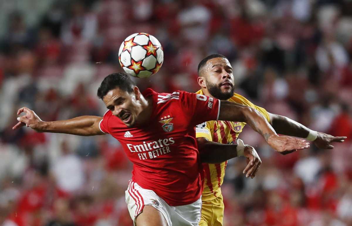 Soccer Football - Champions League - Group E - Benfica v FC Barcelona - Estadio da Luz, Lisbon, Portugal - September 29, 2021  Benfica's Lucas Verissimo in action with FC Barcelona's Memphis Depay REUTERS