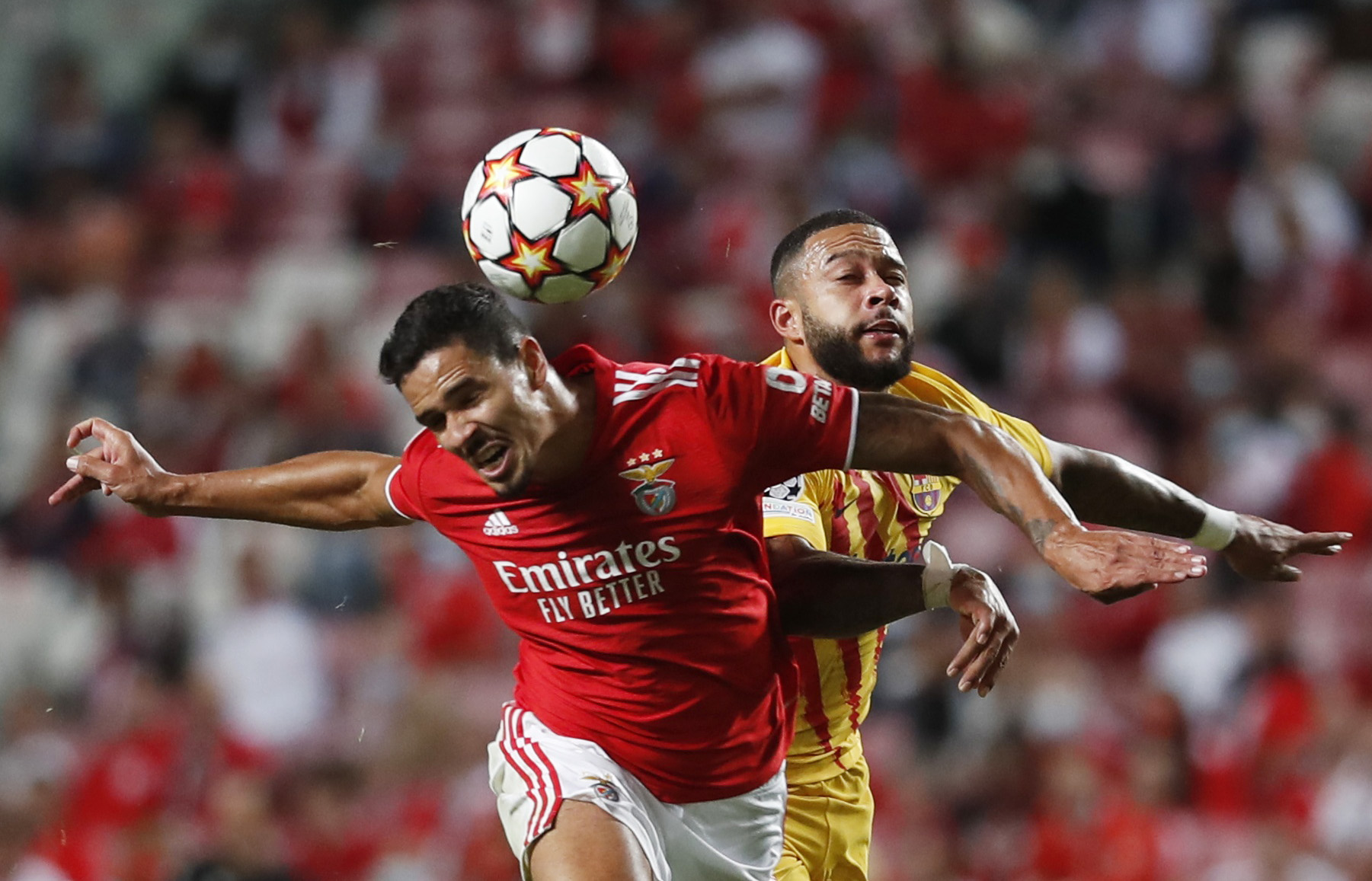 Soccer Football - Champions League - Group E - Benfica v FC Barcelona - Estadio da Luz, Lisbon, Portugal - September 29, 2021  Benfica's Lucas Verissimo in action with FC Barcelona's Memphis Depay REUTERS