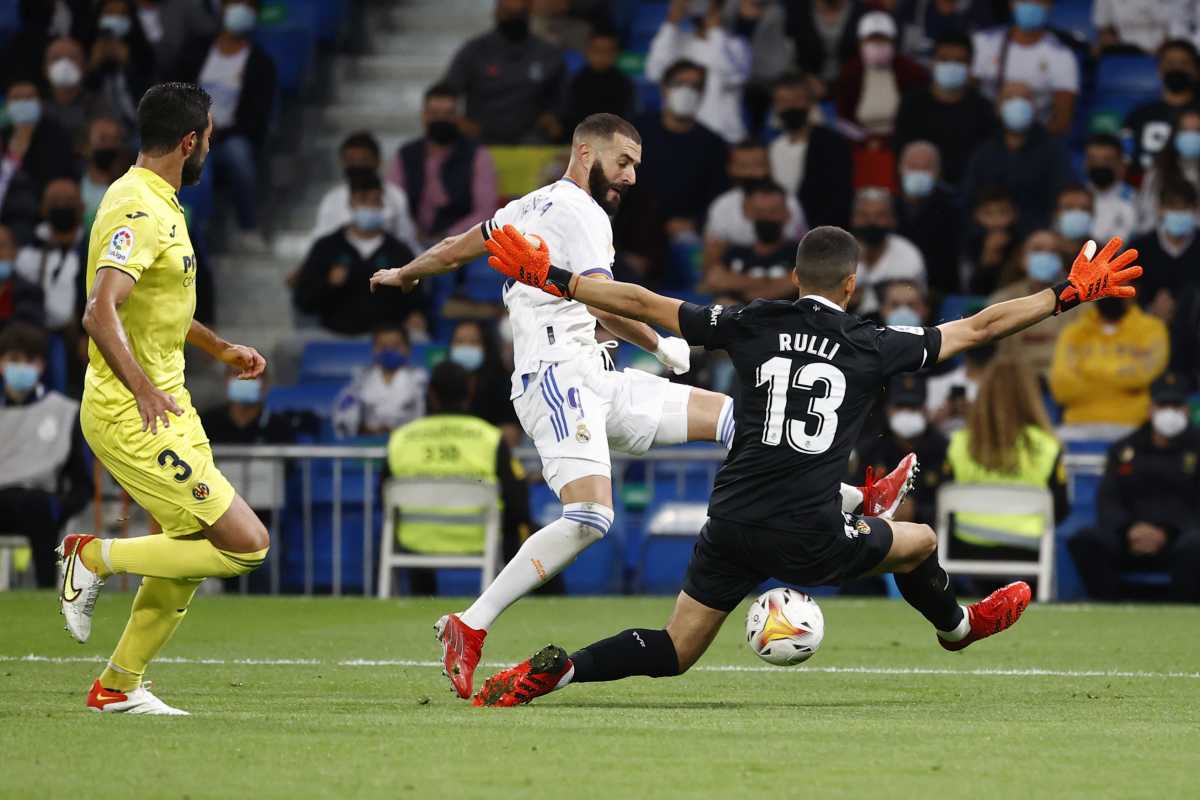 Soccer Football - LaLiga - Real Madrid v Villarreal - Santiago Bernabeu, Madrid, Spain - September 25, 2021 Real Madrid's Karim Benzema in action with Villarreal's Geronimo Rulli REUTERS