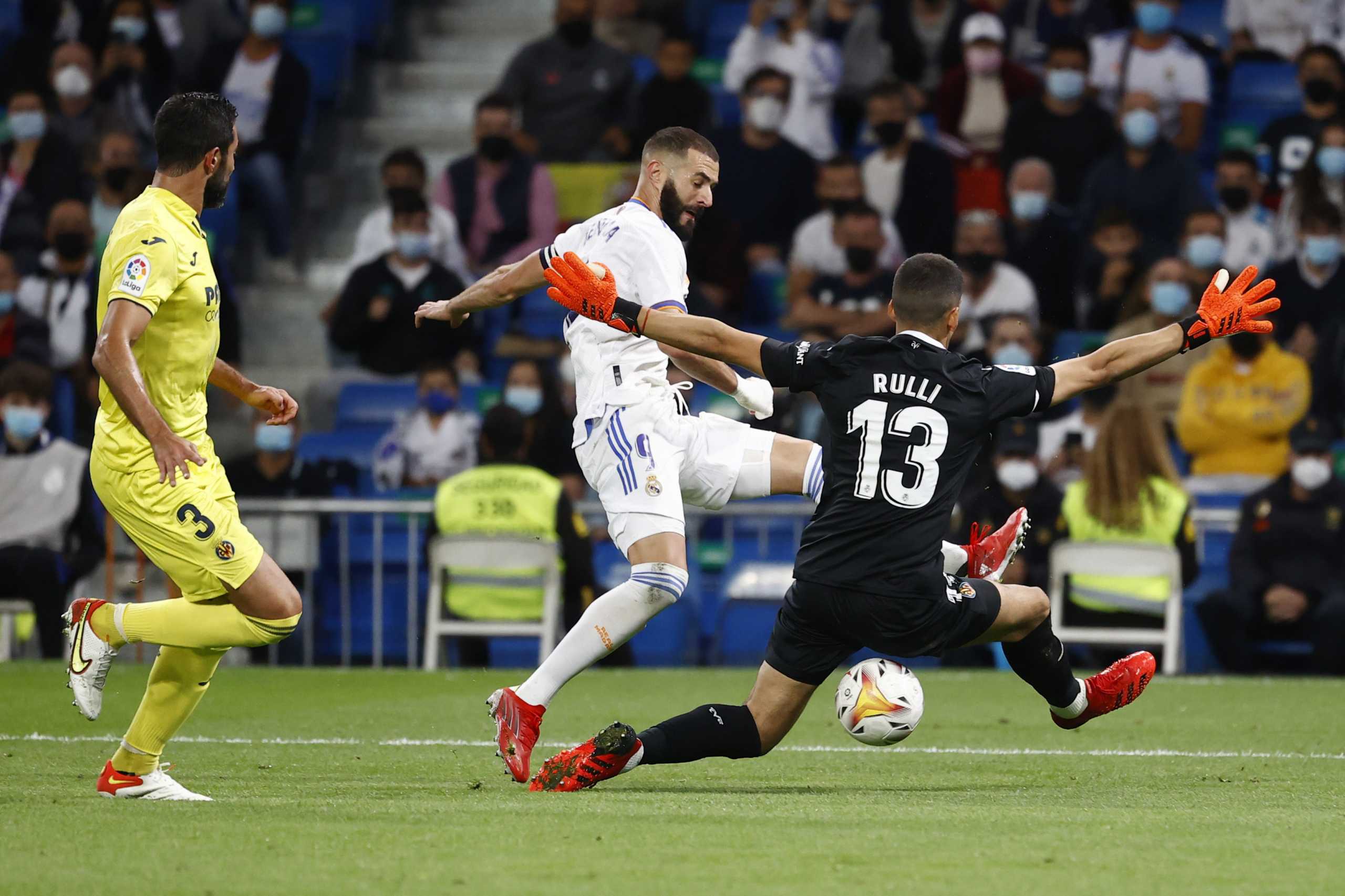 Soccer Football - LaLiga - Real Madrid v Villarreal - Santiago Bernabeu, Madrid, Spain - September 25, 2021 Real Madrid's Karim Benzema in action with Villarreal's Geronimo Rulli REUTERS