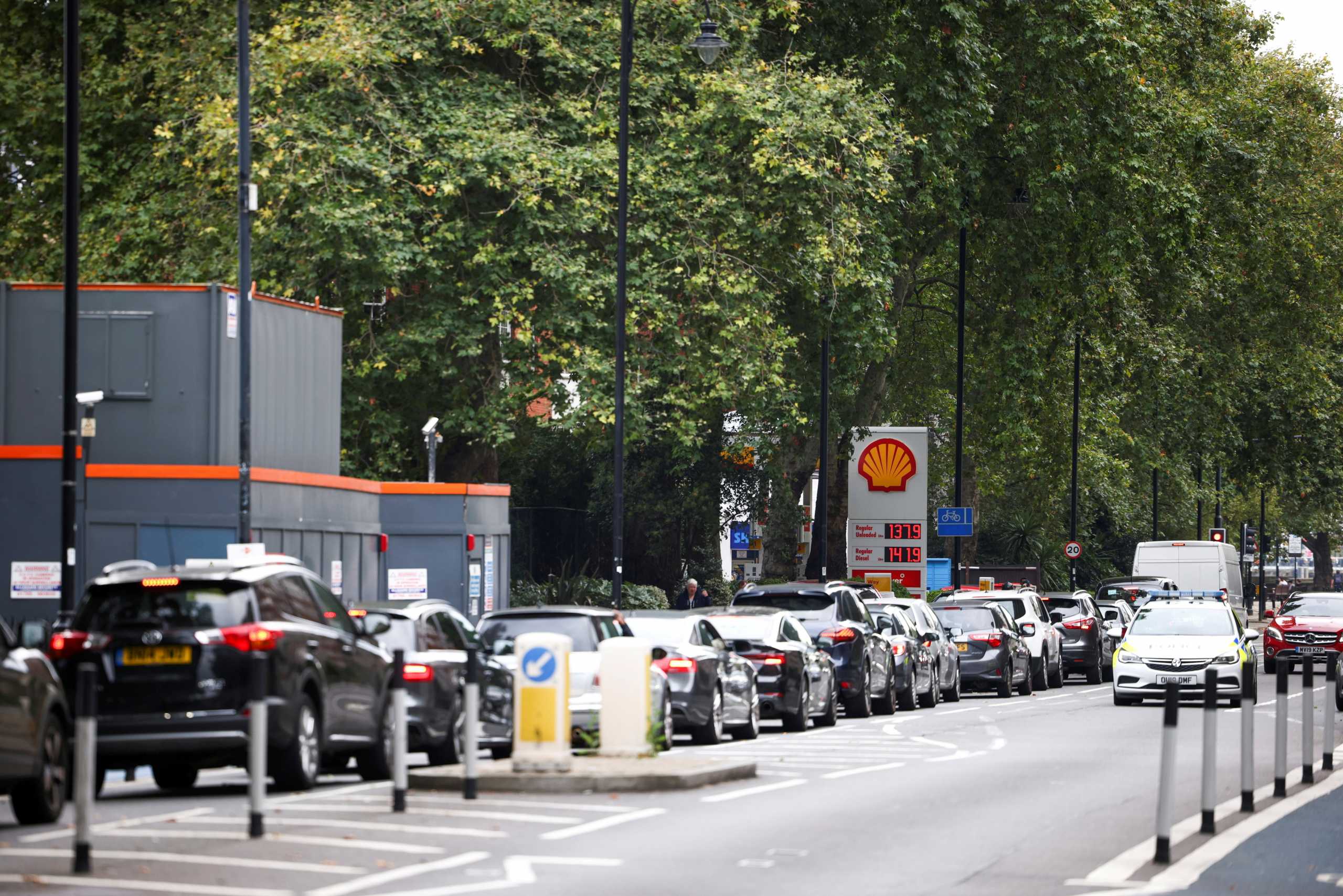 Vehicles queue to refill outside a Shell fuel station in central London, Britain, September 26, 2021. REUTERS
