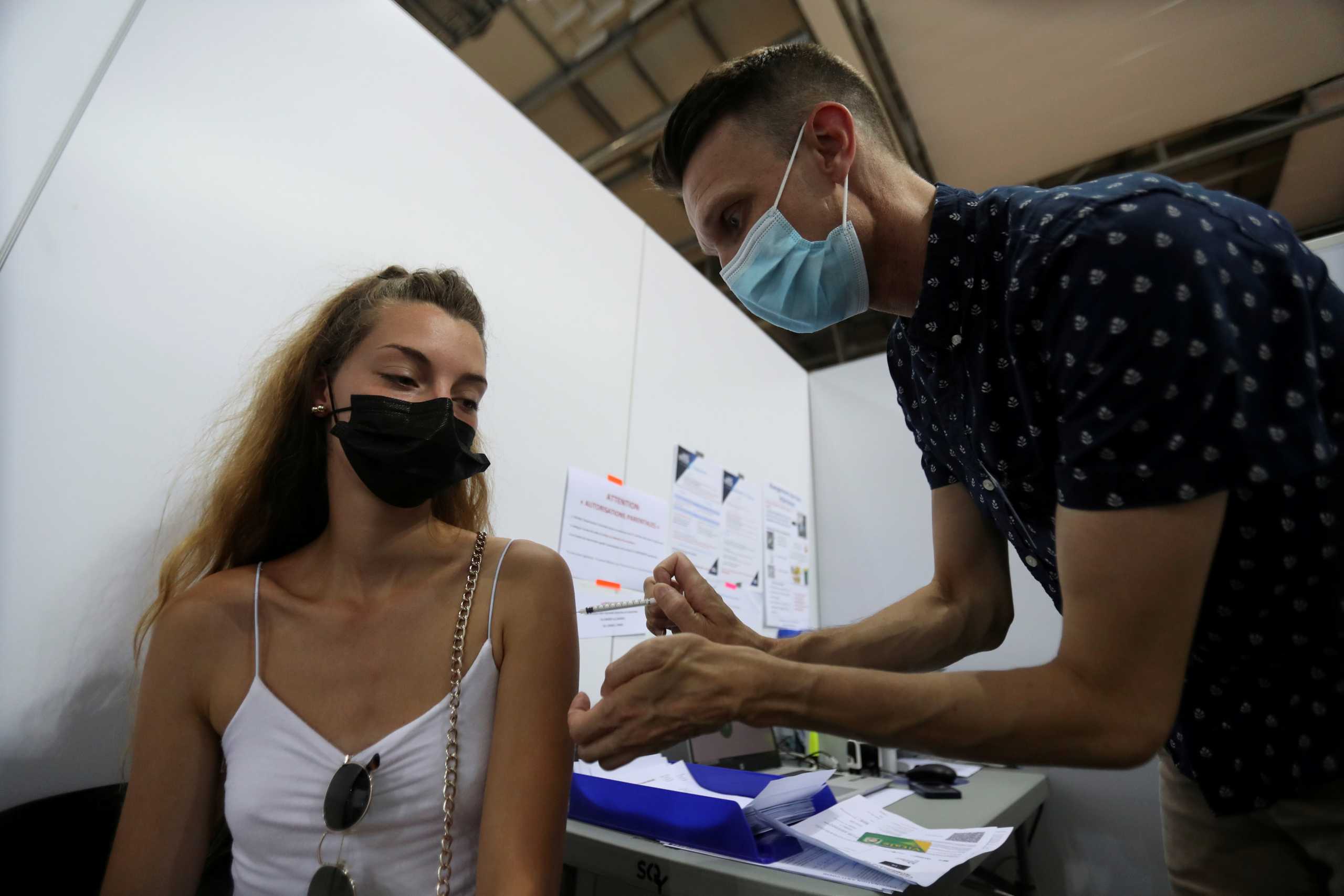 Γαλλία – κορονοϊός: Τα πολλά κρούσματα κορονοϊού έφεραν αύξηση των εμβολιασμών