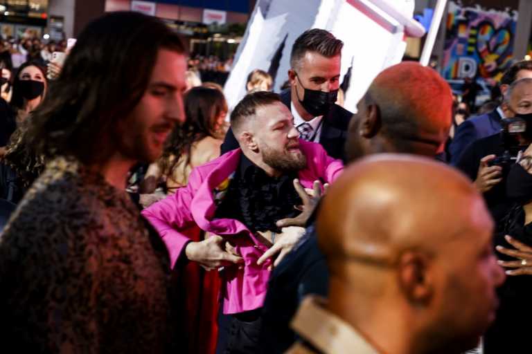 Βραβεία MTV: Η στιγμή που ο Κόνορ ΜακΓκρέγκορ τσαμπουκαλεύεται στο κόκκινο χαλί
