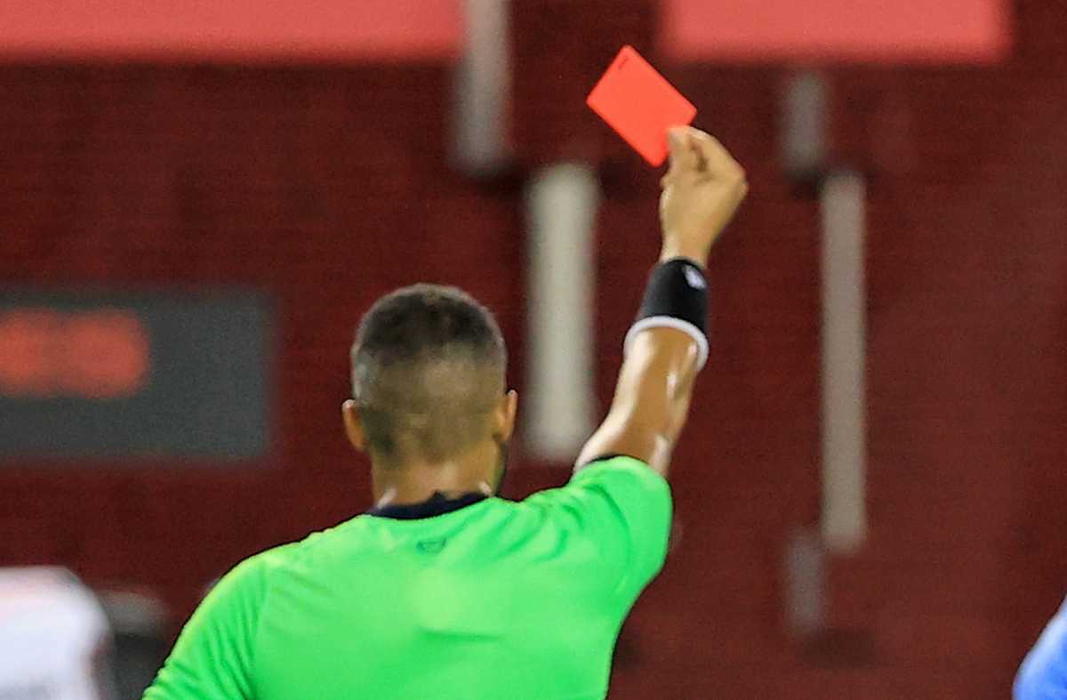 Η κόκκινη κάρτα «προκάλεσε» αντιαθλητικό χτύπημα και αποκλεισμό 48 αγωνιστικών