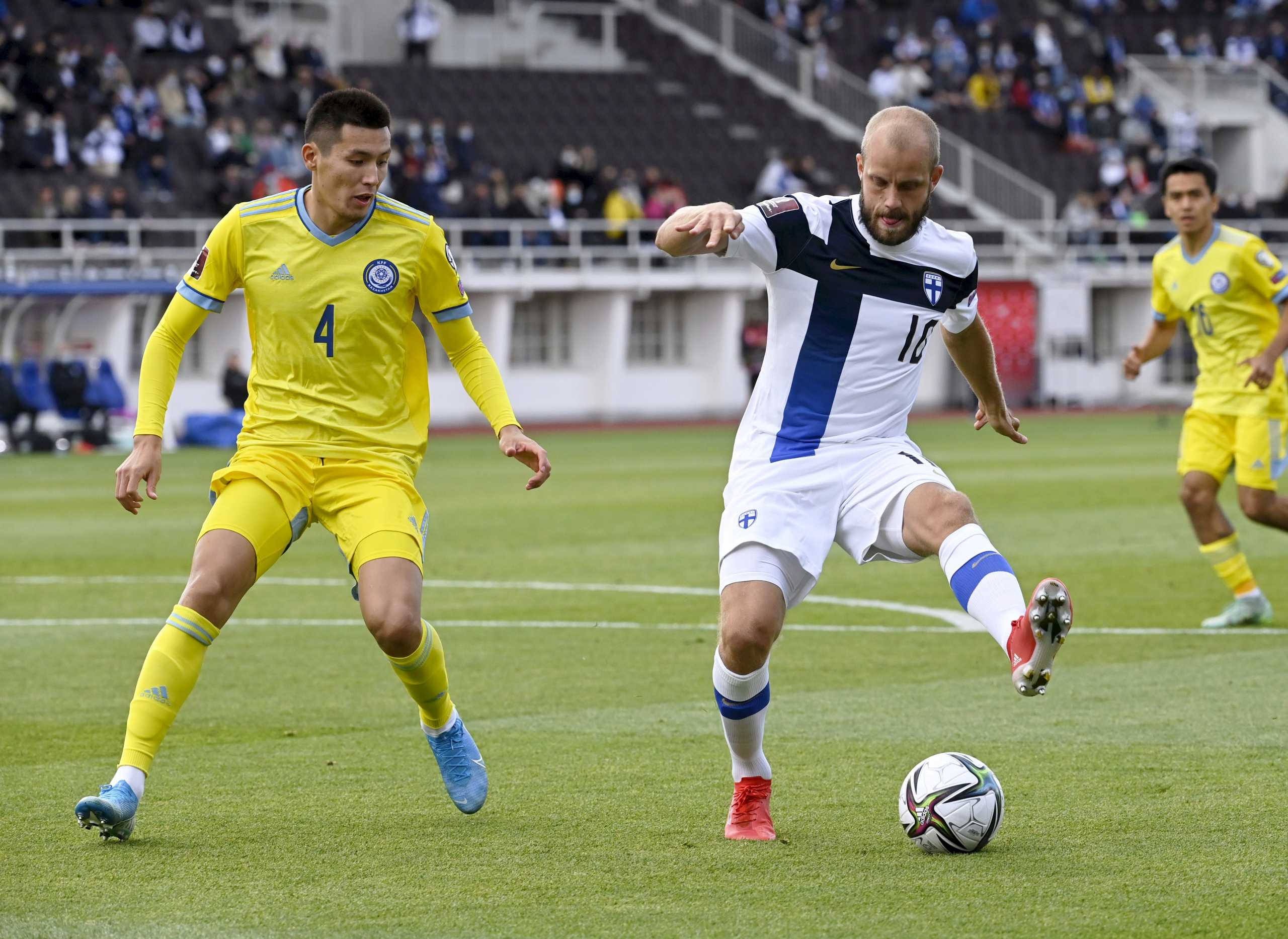 Soccer Football - World Cup - UEFA Qualifiers - Group D - Finland v Kazakhstan - Helsinki Olympic Stadium, Helsinki, Finland - September 4, 2021 Finland's Teemu Pukki in action with Kazakhstan's Temirlan Erlanov Antti Aimo-Koivisto
