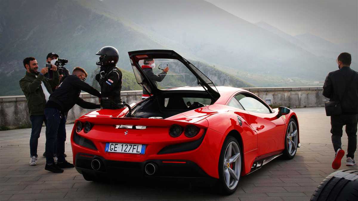 30 Ferrari θα «αναστατώσουν» αυτό το Σαββατοκύριακο το λιμάνι του Πειραιά