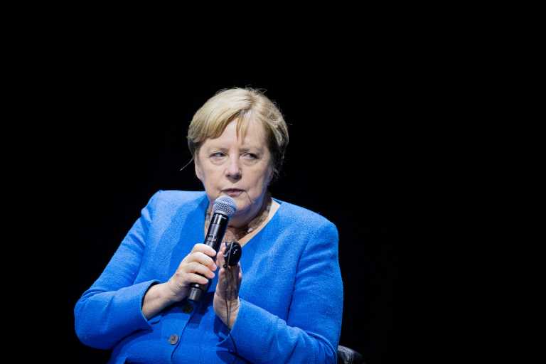 Germany: Angela Merkel leaves the chancellery and becomes a macaroon