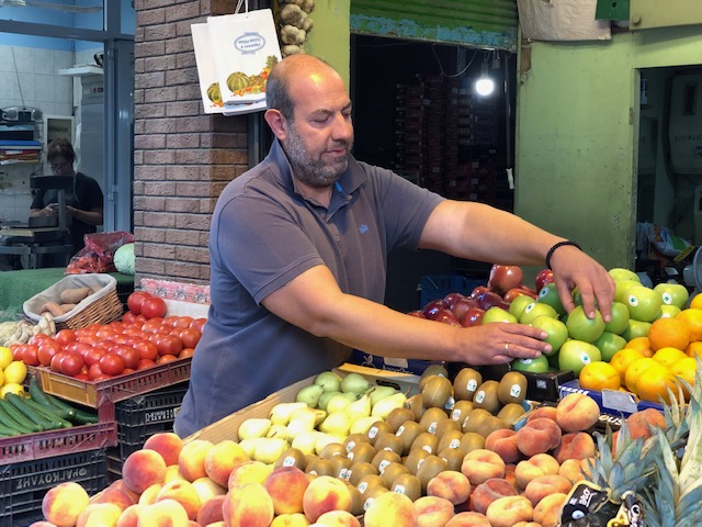 Θεσσαλονίκη: Φρούτα και λαχανικά σε άπορους – «Η δική μου ανταμοιβή είναι ένα χαμόγελο ευχαρίστησης»