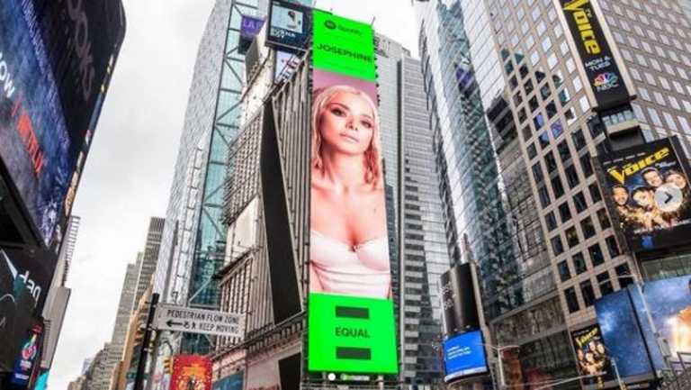 Η Josephine μπήκε σε billboard στην Times Square