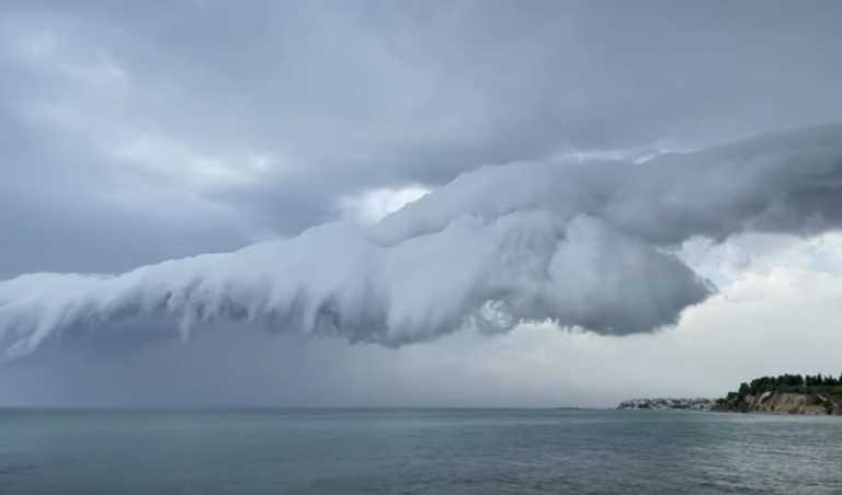 Θεσσαλονίκη: Δυνατό μπουρίνι με τα σύννεφα να κάνουν «βουτιά» στη θάλασσα – Το βίντεο της ημέρας