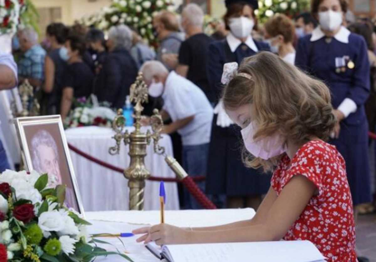 Κηδεία Μίκη Θεοδωράκη: Το μικρό κορίτσι που συγκίνησε τους πάντες με τις λέξεις στο βιβλίο συλλυπητηρίων