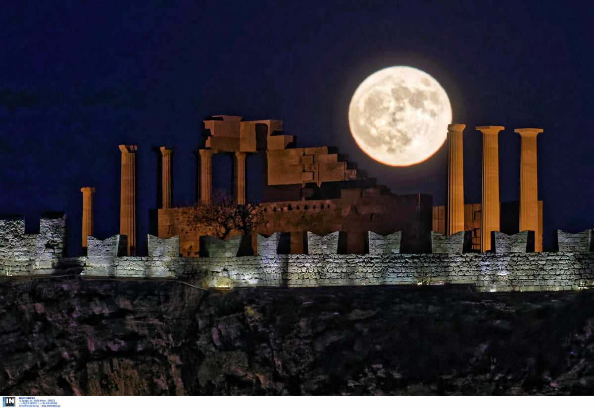 A full moon, known as a Halloween Blue Moon, is seen rising over ruins of the Acropolis of Lindos, 
a Doric temple built for Athena Lindia, the ancient goddess of wisdom, handicraft, and warfare, 
on the island of Rhodes, Greece, marking the end of the tourist season in the country which 
was affected by the Covid-19 Coronavirus pandemic. 1974 was the last time a blue moon was visible 
in the UK and Ireland and in 1944 was the last one visible across the whole world with the next one in 19 years. 
Saturday 31 October 2020