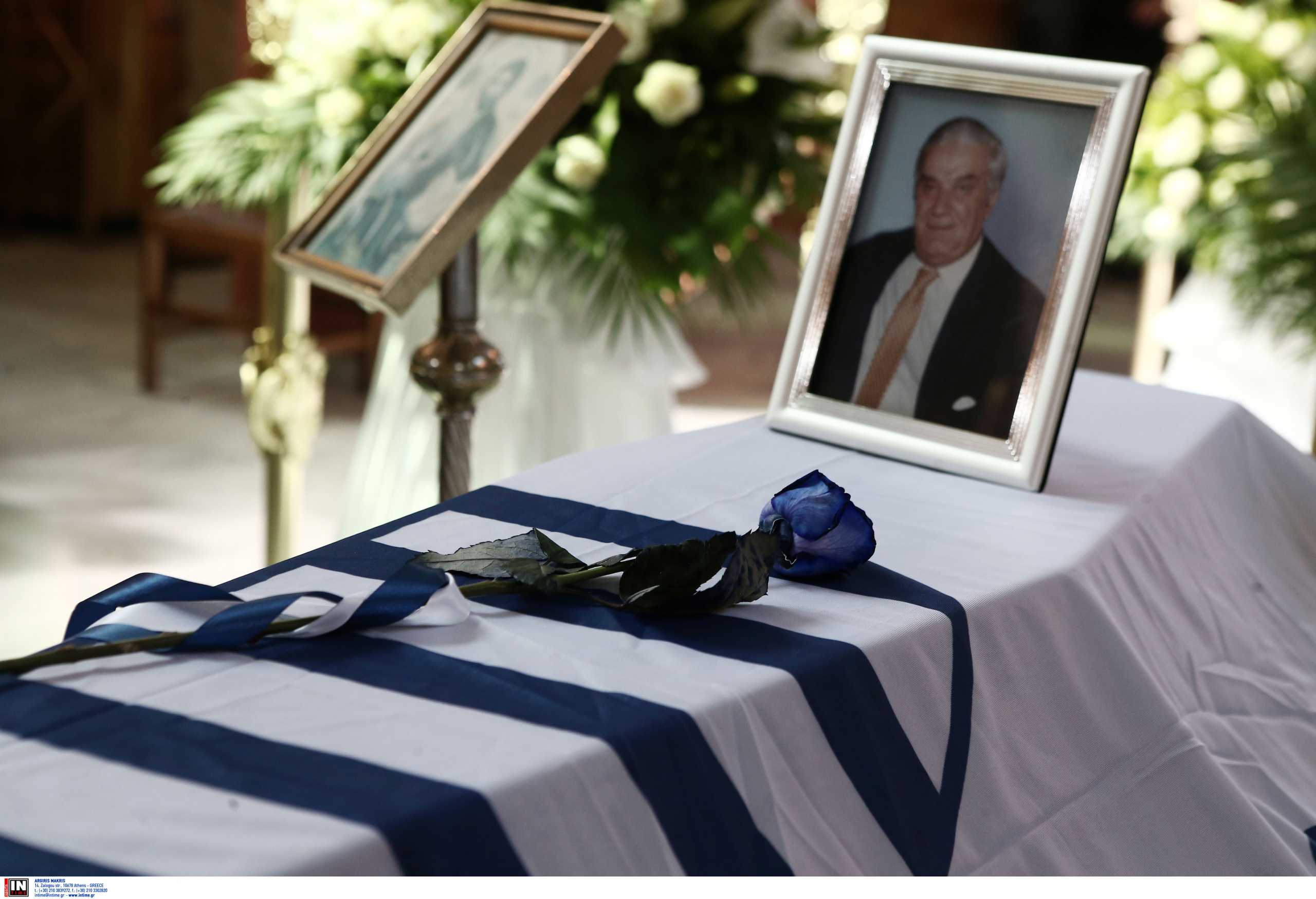 Κηδεία Γιάννη Ματζουράνη: Με μπλε τριαντάφυλλα και την σημαία του Εθνικού το «αντίο» στον «Εθνικάρα»