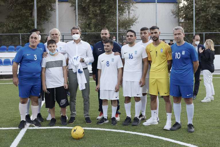 Ο Κυριάκος Μητσοτάκης στην προπόνηση της Εθνικής Ποδοσφαίρου Τυφλών στη Μίκρα