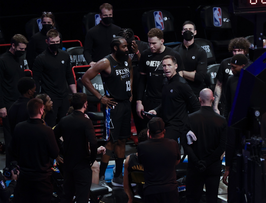 epa09275124 Brooklyn Nets head coach Steve Nash (C) talks to his team during the fourth quarter in game five of the 2021 NBA Eastern Conference Semi-Finals basketball playoff series between the Milwaukee Bucks and the Brooklyn Nets at the Barclays Center in Brooklyn, New York, USA, 15 June 2021.  EPA