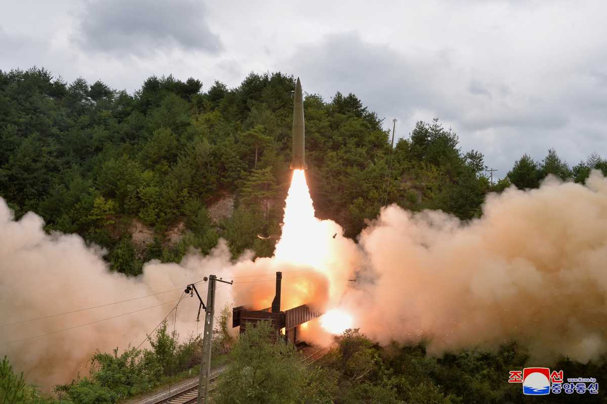 Λύθηκε το «μυστήριο»: Η Βόρεια Κορέα εκτόξευσε βαλλιστικούς πυραύλους μέσα από… τρένο