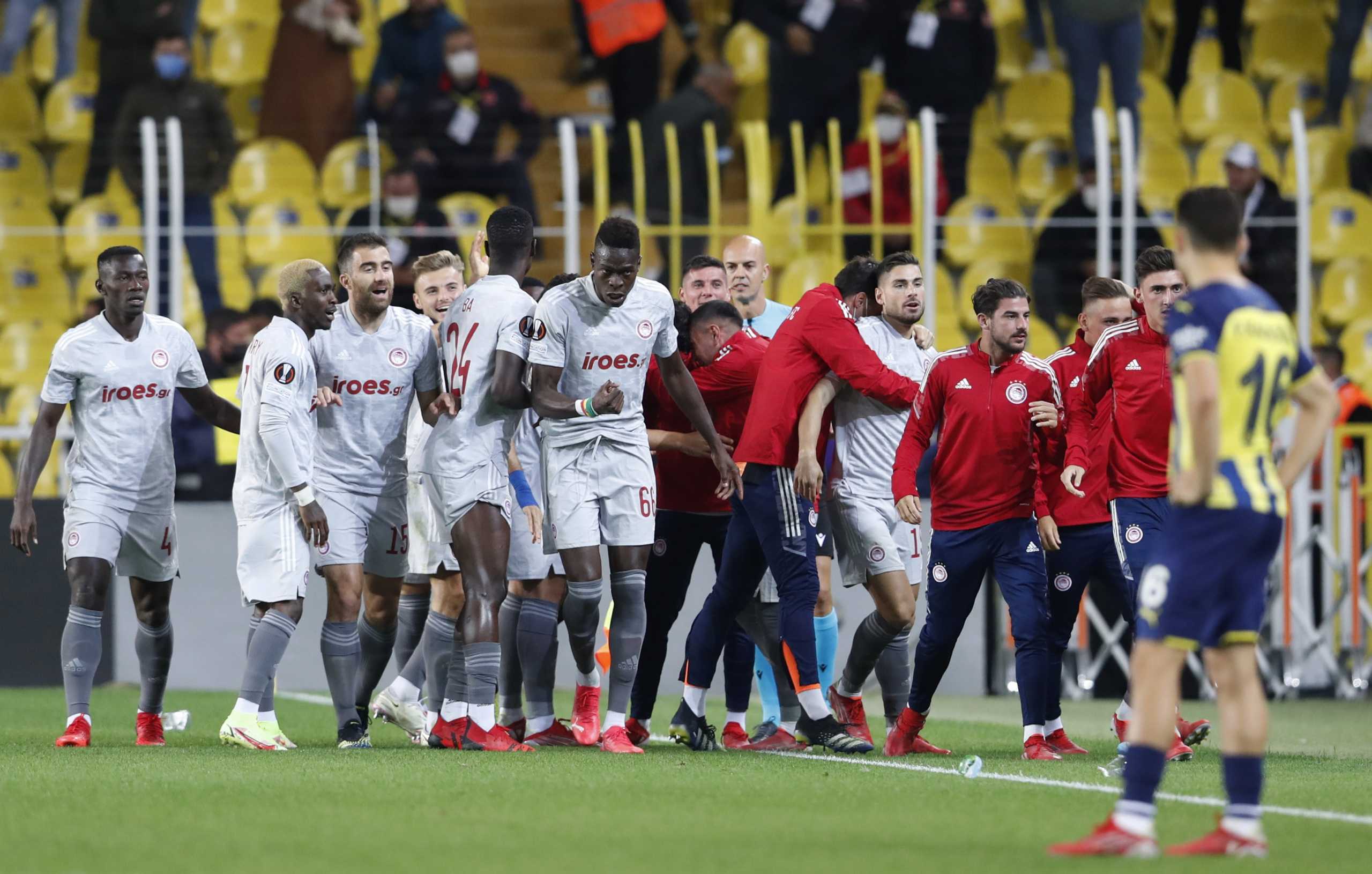 Soccer Football - Europa League - Group D - Fenerbahce v Olympiacos - Sukru Saracoglu Stadium, Istanbul, Turkey - September 30, 2021 Olympiacos' Tiquinho Soares celebrates scoring their first goal with teammates REUTERS