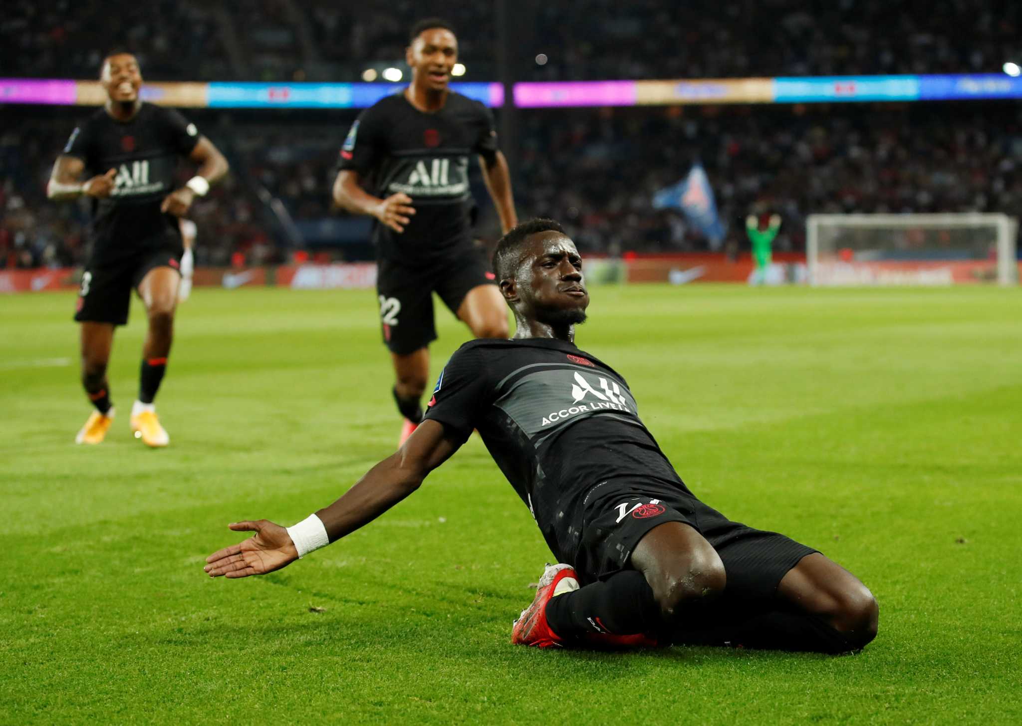 Монпелье фк игроки. Фк монпелье ретро. Psg montpellier. Месси псж. Монпелье футбольная команда.